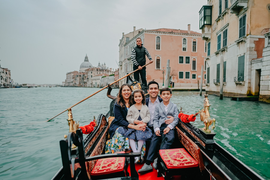 Family-Photographer-Venice-Gondola