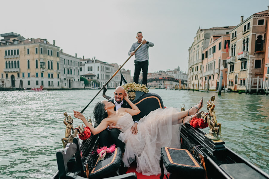 Anniversary-Photographer-Venice-with-a-gondola-ride