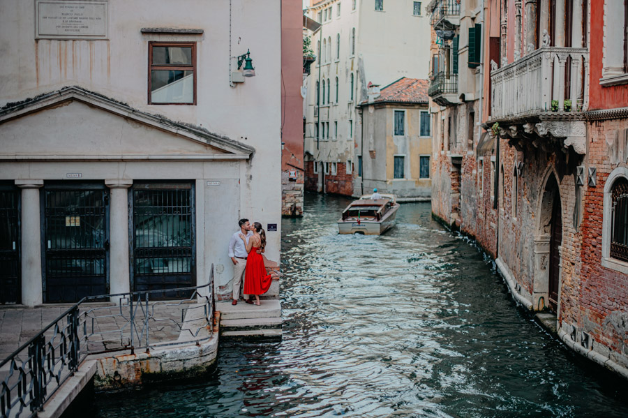 Honeymoon-Photographer-Venice-Gondola